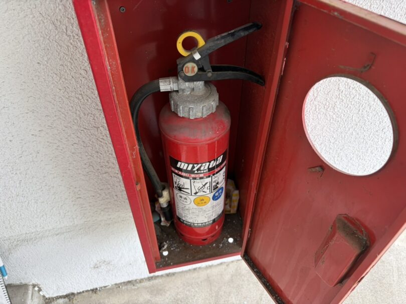 消火器の型式失効を点検時に確認。古い消火器はそのままにせず交換が必要です　（神奈川県横浜市）